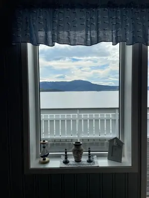 a window with a view of the water at Vågen Fjordbuer - Snekkerbua in Ravlo