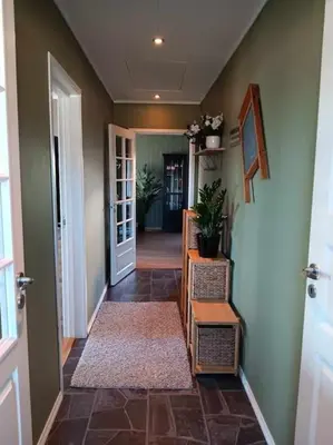 a hallway of a home with a door and a hallway sidx sidx sidx at Sentralt, kort vei til byens fasiliteter in Molde
