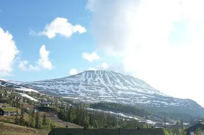 a mountain covered in snow on top of a hill at Lägenhet med utsikt mot Gaustatoppen, ski in ski out in Gaustablikk