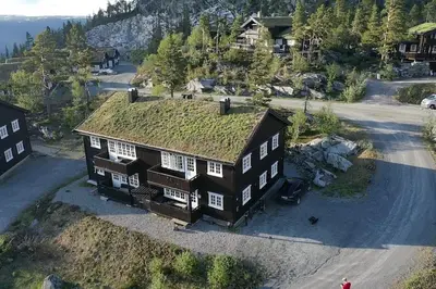 an overhead view of a house with a grass roof at Lägenhet med utsikt mot Gaustatoppen, ski in ski out in Gaustablikk
