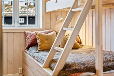 a bunk bed in a tiny house at Lägenhet med utsikt mot Gaustatoppen, ski in ski out in Gaustablikk