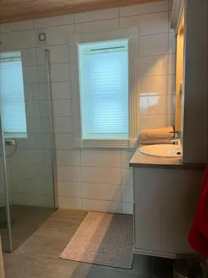 a bathroom with a sink and a window at Ullsheim Grendehytte in Beitostøl