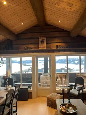 a dining room with a view of the mountains at Ullsheim Grendehytte in Beitostøl