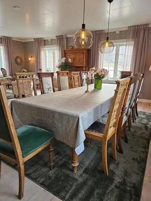 a dining room with a table and some chairs at Familie og gruppevennlig hus 12 senger 240kvm in Oppdal