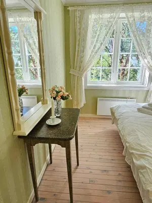 a bedroom with a table with flowers on it at Familie og gruppevennlig hus 12 senger 240kvm in Oppdal