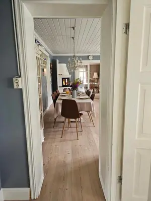 a dining room and living room with a table and chairs at Familie og gruppevennlig hus 12 senger 240kvm in Oppdal