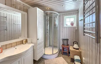 a bathroom with a shower and a sink at 3 Bedroom Lovely Home In Sjusjøen in Sjusjøen