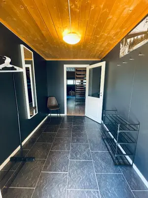 a hallway with a room with a ceiling and a chair at Leilighet med særpreg in Lillehammer
