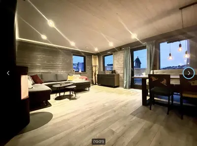 a living room with a couch and a table at Fjellhytte med ski inn-ut in Torvetjørn