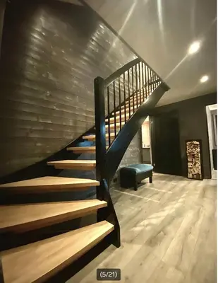 a wooden staircase in a house with a green seat at Fjellhytte med ski inn-ut in Torvetjørn