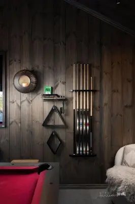 a room with a wooden wall with a red blanket at Ny og moderne hytte med sauna, jacuzzi og eget spillrom med biljard og dart Gratis elbillading og strøm inkludert i prisen in Flå