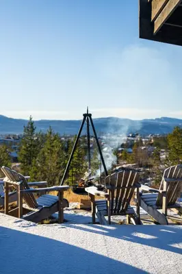 two chairs and a swing on top of a mountain at Ny og moderne hytte med sauna, jacuzzi og eget spillrom med biljard og dart Gratis elbillading og strøm inkludert i prisen in Flå