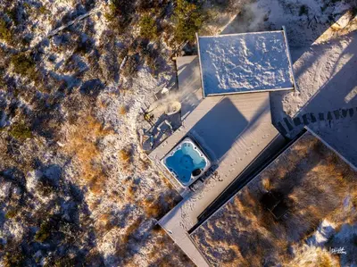 an overhead view of a house with a swimming pool at Ny og moderne hytte med sauna, jacuzzi og eget spillrom med biljard og dart Gratis elbillading og strøm inkludert i prisen in Flå