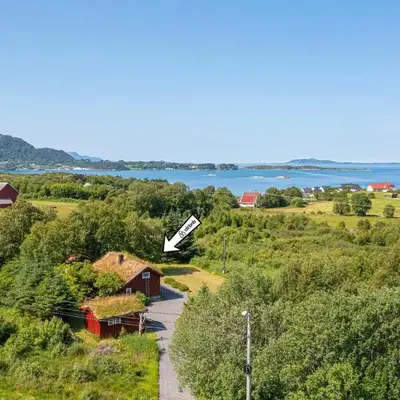 Charming cabin retreat by the coast in Midsund