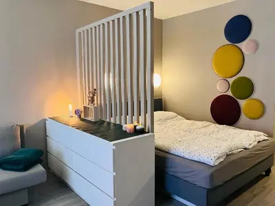 a childs bedroom with a bed and a crib at Sentralt beliggende studioleilighet in Gol