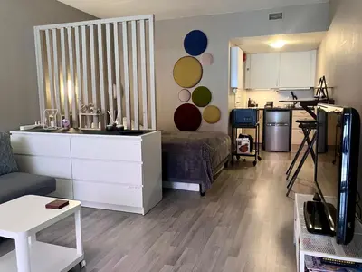 a living room with a bed and a kitchen at Sentralt beliggende studioleilighet in Gol