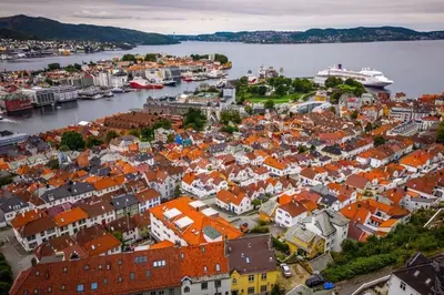 an aerial view of a town next to a river at Leilighet i Bergens vakreste gate - Nydelig utsikt over innseilingen til Bergen! in Bergen