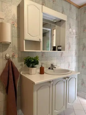 a bathroom with a sink and a mirror at Hus med panorama utsikt in Måløy