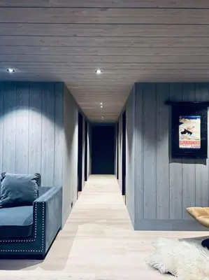 a hallway with a couch and a television on a wall at Eksklusiv hytte ved Fyri Resort - Utsikt in Hemsedal