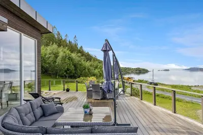 Gallery image of Luxuriøs sjøhytte med panoramautsikt in Råk
