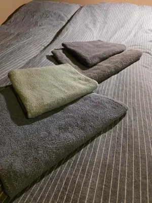 a row of pillows sitting on top of a bed at Rom 6 sentralt i Sogndal in Sogndal