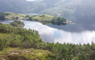 a view of a lake with trees and mountains at 3 Bedroom Nice Home In Florø in Florø