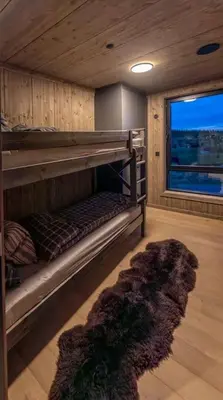 a room with two bunk beds and a window at Skistadion Hafjell in Hafjell