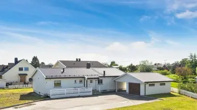a white house with a driveway at Luksuriøs enebolig ved Granåsen til Ski-VM 2025 in Trondheim