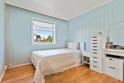 a bedroom with a bed and a window at Luksuriøs enebolig ved Granåsen til Ski-VM 2025 in Trondheim