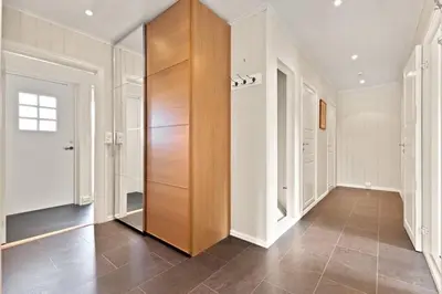 a hallway with a wooden closet in a house at Luksuriøs enebolig ved Granåsen til Ski-VM 2025 in Trondheim