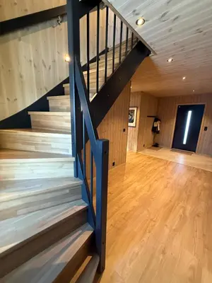 a staircase in a house with a wooden floor at Ny hytte i vakre Oppdal, Norge in Fagerhaug