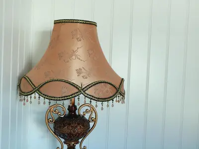 a lamp hanging on a wall with a vase at Trysil sentrum leilighet in Trysil