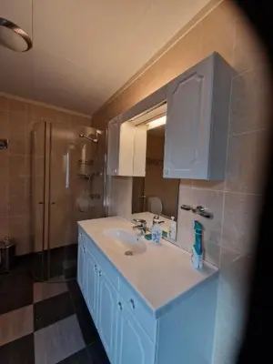 a bathroom with a sink and a shower at Trysil sentrum leilighet in Trysil