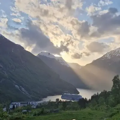 Tømmerhus i Geiranger Sentrum med panorama utsikt