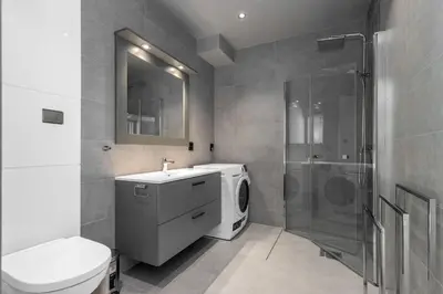 a bathroom with a toilet sink and a shower at Riddertunets toppleilighet in Beitostøl
