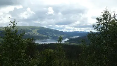 a view of a lake in the middle of a valley at NEUE Fjellhytte in Etnedal