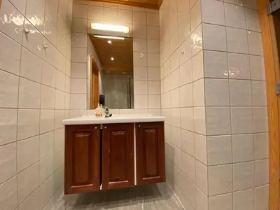 a bathroom with a sink and a mirror at Ruud Tun in Hafjell