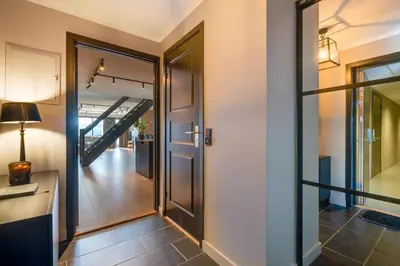 a hallway of a house with a door and a hallway at Stølstunets toppetasje in Beitostøl