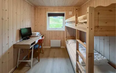a small room with a desk and bunk beds at Gorgeous Home In Svingvoll With Wifi in Svingvoll