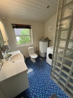 a bathroom with a toilet and a sink and a shower at Hytte i Lysøysund med 4 soverom, Ørland in Lysøysund