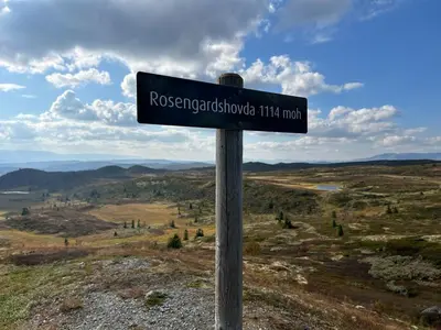 a street sign on top of a hill at Bjørkebo in Ål - cabin in hiking and skiing area in Ål
