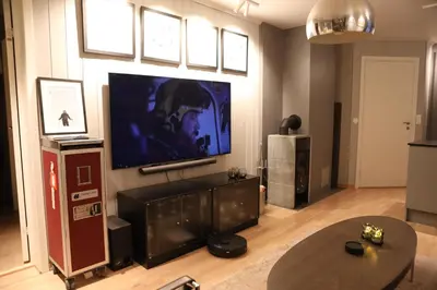 a living room with a flat screen tv on a wall at Ledig vinterferien er en stor ski in out leilighet med panoramautsikt over Hemsedal in Hemsedal