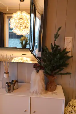 a christmas tree sitting on a dresser in a room at Ledig vinterferien er en stor ski in out leilighet med panoramautsikt over Hemsedal in Hemsedal