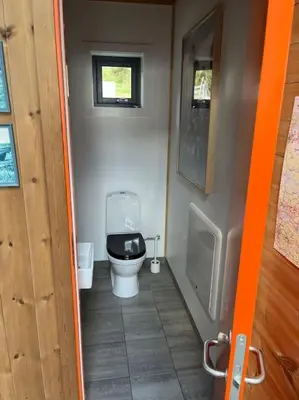 a small bathroom with a toilet and a window at Moderne hytte Sjusjøen in Sjusjøen