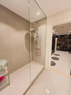 a bathroom with a shower with a glass wall at Ski VM 2025 Eksklusivt hus in Trondheim