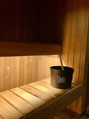 a black bucket sitting on a shelf in a sauna at Glimre Romsdal - Eksklusivt speilhus ved Åndalsnes in Isfjorden