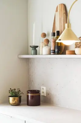 a shelf in a kitchen with a plant and a lamp at Måløy Fjordbuer moderne og luksuriøse med havutsikt in Måløy