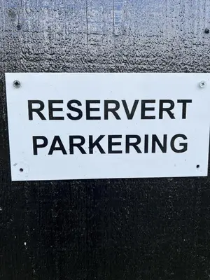 a white sign on a wall with the words reversal parking at Spacious apartment near Hemsedal ski resort in Hemsedal