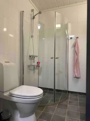 a bathroom with a toilet and a glass shower at Delikat og moderne rekkehus in Lillehammer