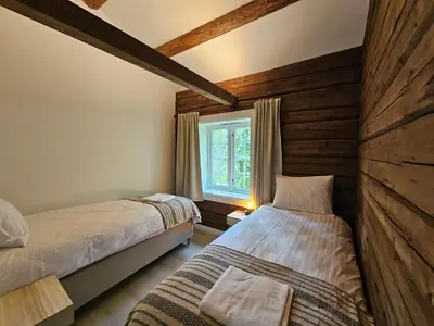 a bedroom with two beds and a window at Stort hus med 2 leiligheter til leie på Lundamo, Perfekt for større grupper! in Melhus